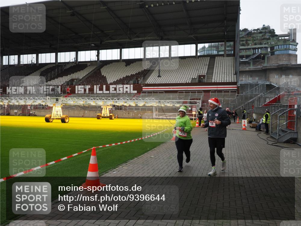 07.12.2025 - St. Pauli X-Mass-Run No. 15 Fabian Wolf http://msf.ph/oto/9396644 07.12.2025 10:40:27 Ziel 230, 731, 735, 2169, 2594, 2916, 3161, 3164, 3244, 3408 meine-sportfotos.de