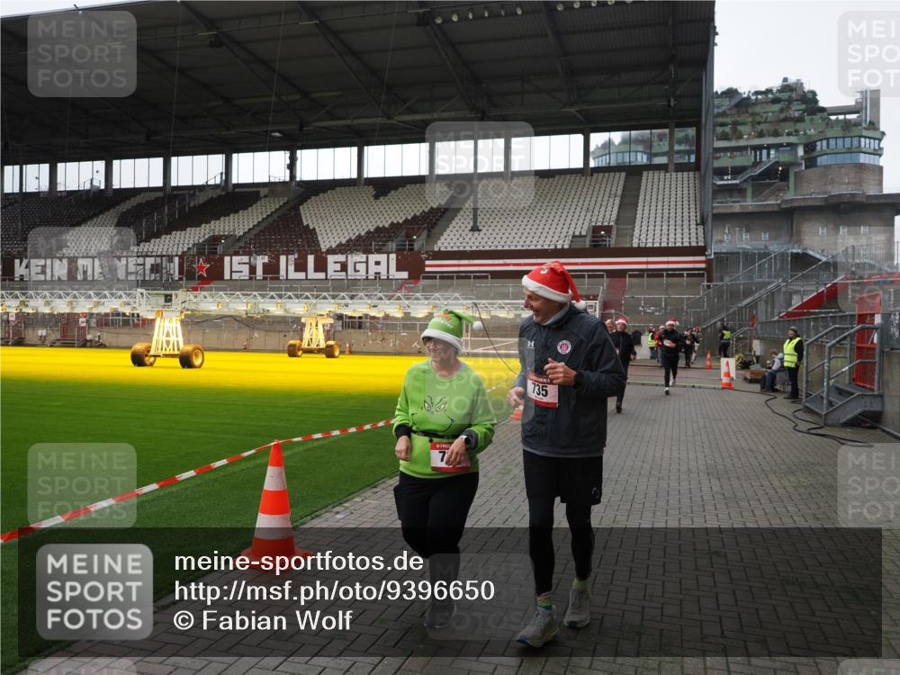 07.12.2025 - St. Pauli X-Mass-Run No. 15 Fabian Wolf http://msf.ph/oto/9396650 07.12.2025 10:40:28 Ziel 731, 735, 2169, 2594, 2916, 3161, 3164, 3244, 3408 meine-sportfotos.de
