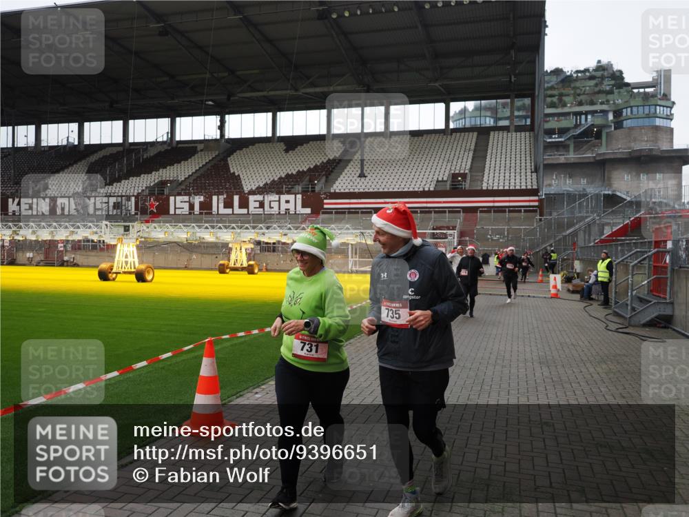 07.12.2025 - St. Pauli X-Mass-Run No. 15 Fabian Wolf http://msf.ph/oto/9396651 07.12.2025 10:40:28 Ziel 731, 735, 2169, 2594, 2916, 3161, 3164, 3244, 3408 meine-sportfotos.de