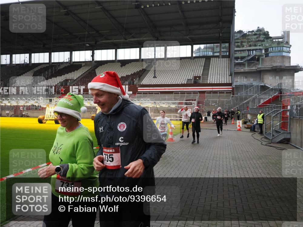 07.12.2025 - St. Pauli X-Mass-Run No. 15 Fabian Wolf http://msf.ph/oto/9396654 07.12.2025 10:40:29 Ziel 731, 735, 2169, 2594, 2916, 3161, 3164, 3244, 3408 meine-sportfotos.de