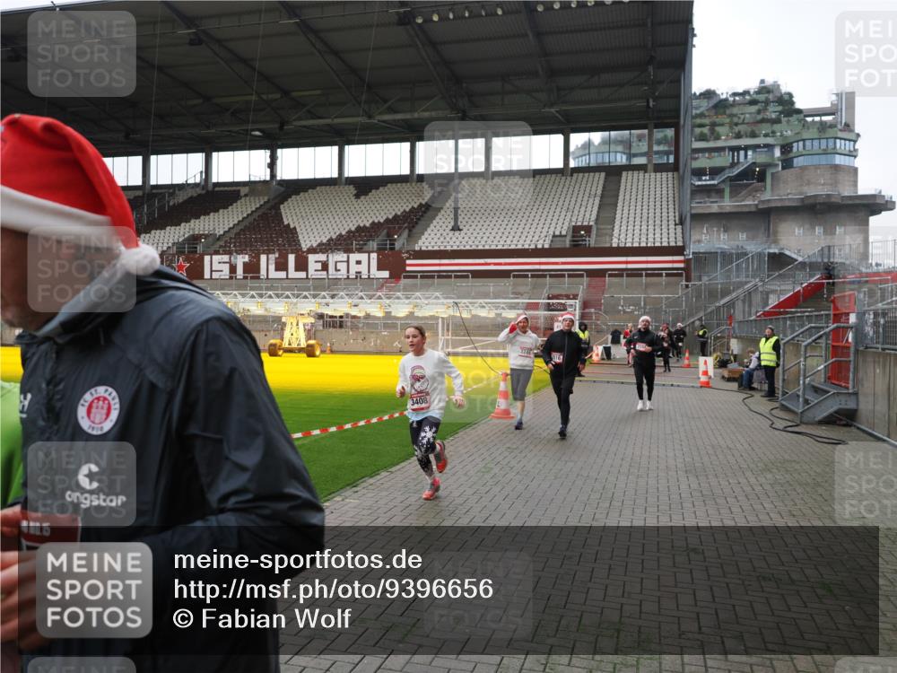 07.12.2025 - St. Pauli X-Mass-Run No. 15 Fabian Wolf http://msf.ph/oto/9396656 07.12.2025 10:40:29 Ziel 731, 735, 2169, 2594, 2916, 3161, 3164, 3244, 3408 meine-sportfotos.de