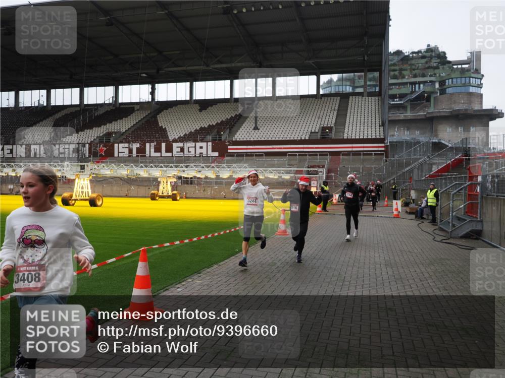 07.12.2025 - St. Pauli X-Mass-Run No. 15 Fabian Wolf http://msf.ph/oto/9396660 07.12.2025 10:40:30 Ziel 731, 735, 2169, 2594, 2916, 3161, 3164, 3244, 3407, 3408, 4041 meine-sportfotos.de