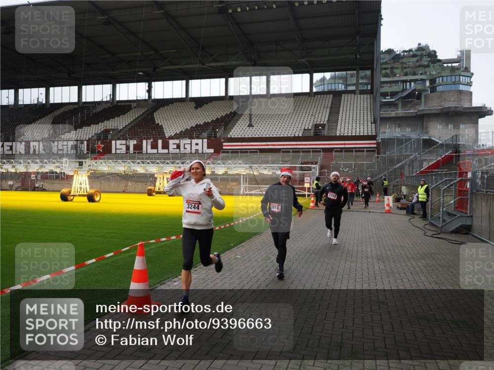 07.12.2025 - St. Pauli X-Mass-Run No. 15 Fabian Wolf http://msf.ph/oto/9396663 07.12.2025 10:40:31 Ziel 731, 735, 1457, 2169, 2594, 2916, 3161, 3164, 3244, 3407, 3408, 4041, 4304 meine-sportfotos.de