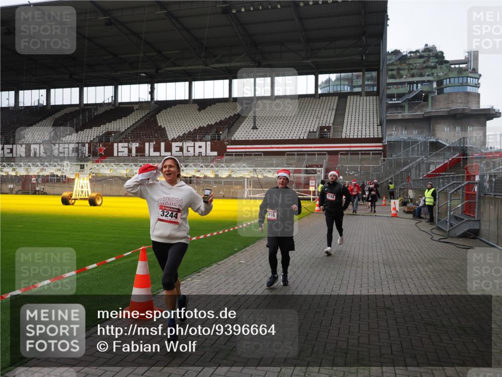 07.12.2025 - St. Pauli X-Mass-Run No. 15 Fabian Wolf http://msf.ph/oto/9396664 07.12.2025 10:40:31 Ziel 731, 735, 1457, 2169, 2594, 2916, 3161, 3164, 3244, 3407, 3408, 4041, 4304 meine-sportfotos.de