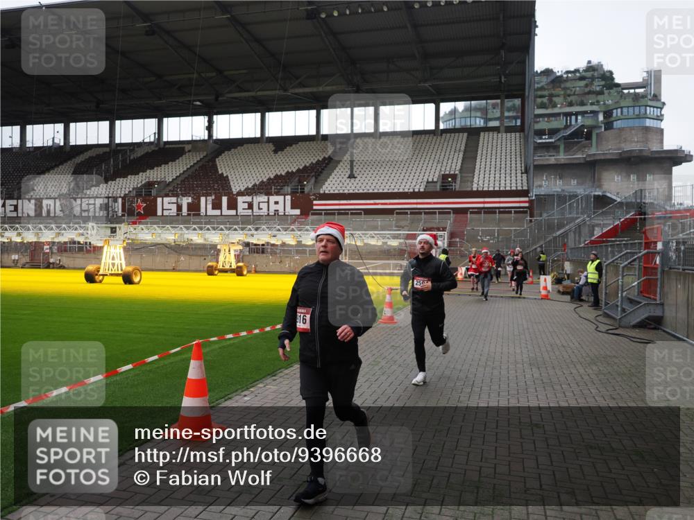 07.12.2025 - St. Pauli X-Mass-Run No. 15 Fabian Wolf http://msf.ph/oto/9396668 07.12.2025 10:40:32 Ziel 731, 735, 1457, 2169, 2594, 2916, 3161, 3164, 3244, 3407, 3408, 4041, 4304 meine-sportfotos.de