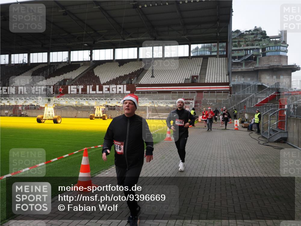 07.12.2025 - St. Pauli X-Mass-Run No. 15 Fabian Wolf http://msf.ph/oto/9396669 07.12.2025 10:40:32 Ziel 731, 735, 1457, 2169, 2594, 2916, 3161, 3164, 3244, 3407, 3408, 4041, 4304 meine-sportfotos.de