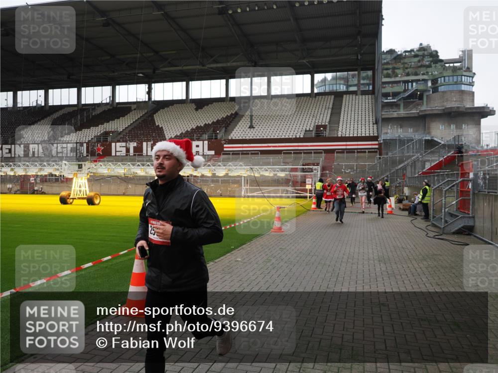 07.12.2025 - St. Pauli X-Mass-Run No. 15 Fabian Wolf http://msf.ph/oto/9396674 07.12.2025 10:40:33 Ziel 284, 406, 731, 735, 1457, 2169, 2594, 2916, 3244, 3407, 3408, 4041, 4304 meine-sportfotos.de