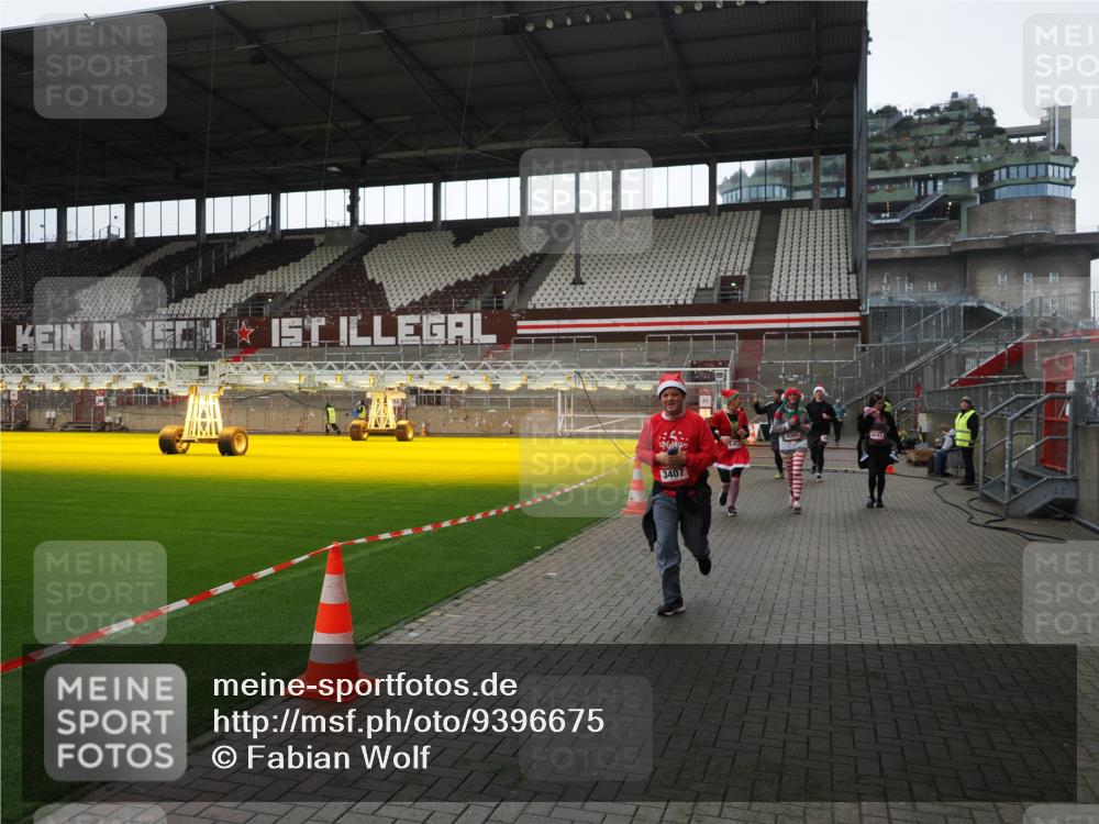 07.12.2025 - St. Pauli X-Mass-Run No. 15 Fabian Wolf http://msf.ph/oto/9396675 07.12.2025 10:40:36 Ziel 284, 406, 731, 735, 1457, 2169, 2594, 2916, 3244, 3407, 3408, 4041, 4304 meine-sportfotos.de