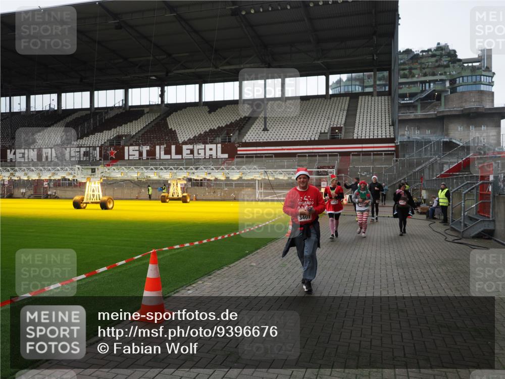 07.12.2025 - St. Pauli X-Mass-Run No. 15 Fabian Wolf http://msf.ph/oto/9396676 07.12.2025 10:40:36 Ziel 284, 406, 731, 735, 1457, 2169, 2594, 2916, 3244, 3407, 3408, 4041, 4304 meine-sportfotos.de