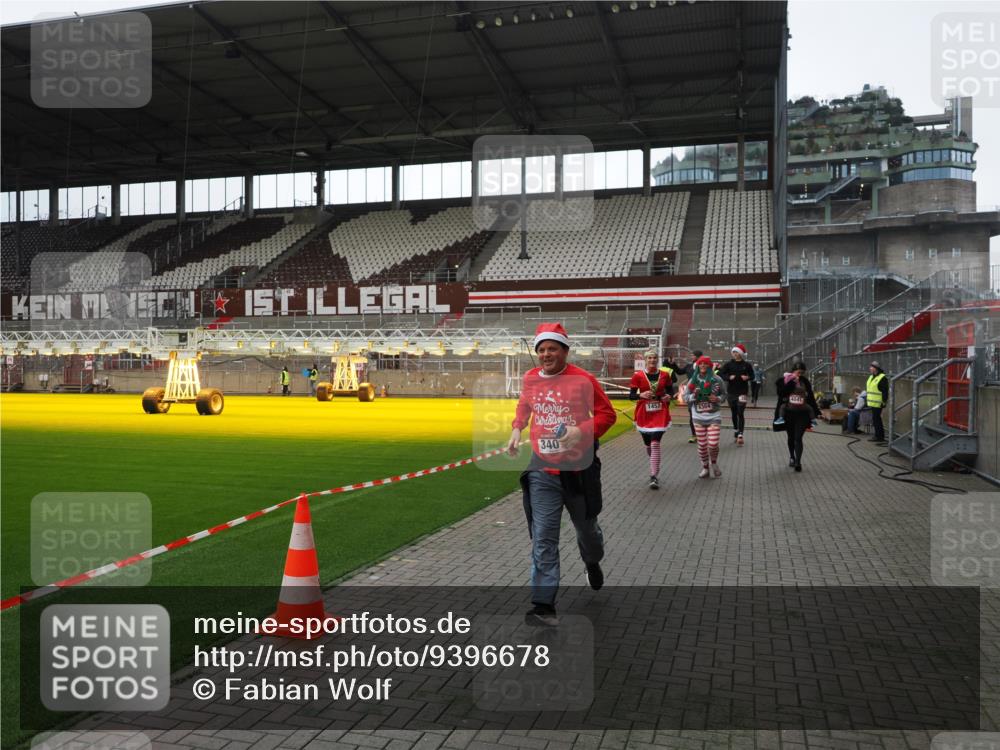 07.12.2025 - St. Pauli X-Mass-Run No. 15 Fabian Wolf http://msf.ph/oto/9396678 07.12.2025 10:40:37 Ziel 284, 406, 1457, 2169, 2594, 2916, 3244, 3407, 3408, 4041, 4304 meine-sportfotos.de