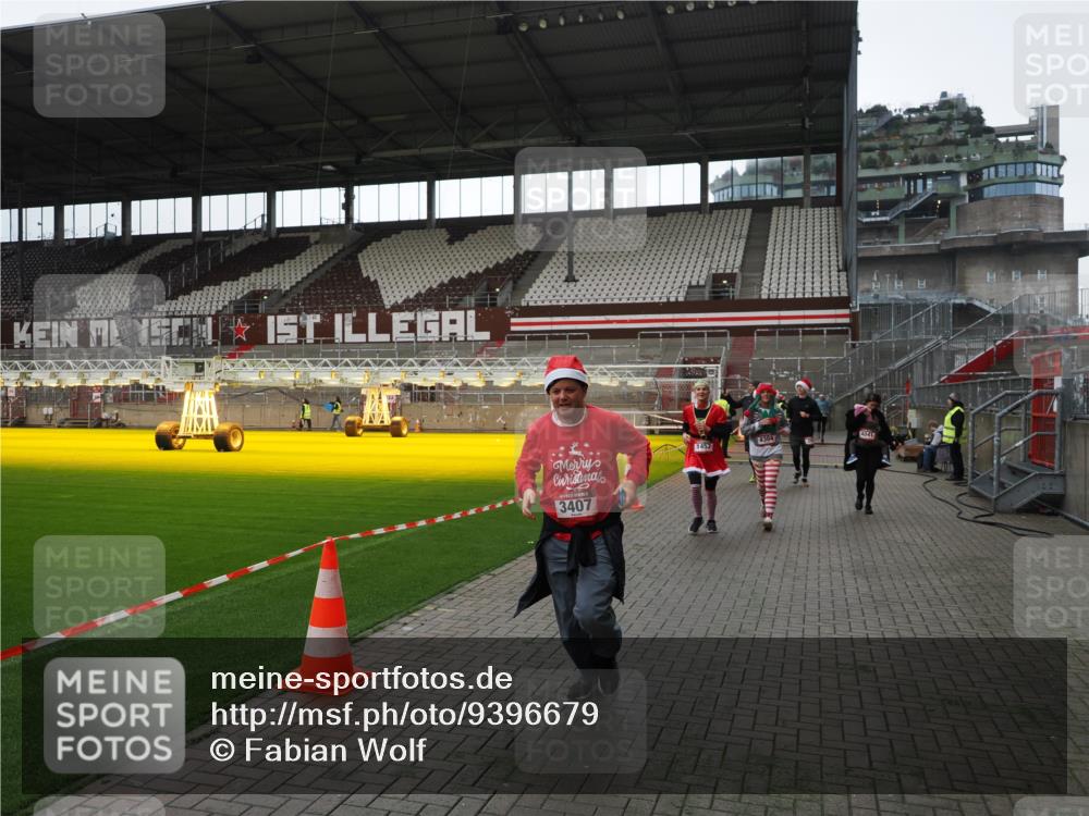 07.12.2025 - St. Pauli X-Mass-Run No. 15 Fabian Wolf http://msf.ph/oto/9396679 07.12.2025 10:40:37 Ziel 284, 406, 1457, 2169, 2594, 2916, 3244, 3407, 3408, 4041, 4304 meine-sportfotos.de