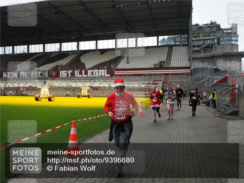 07.12.2025 - St. Pauli X-Mass-Run No. 15 Fabian Wolf http://msf.ph/oto/9396680 07.12.2025 10:40:37 Ziel 284, 406, 1457, 2169, 2594, 2916, 3244, 3407, 3408, 4041, 4304 meine-sportfotos.de