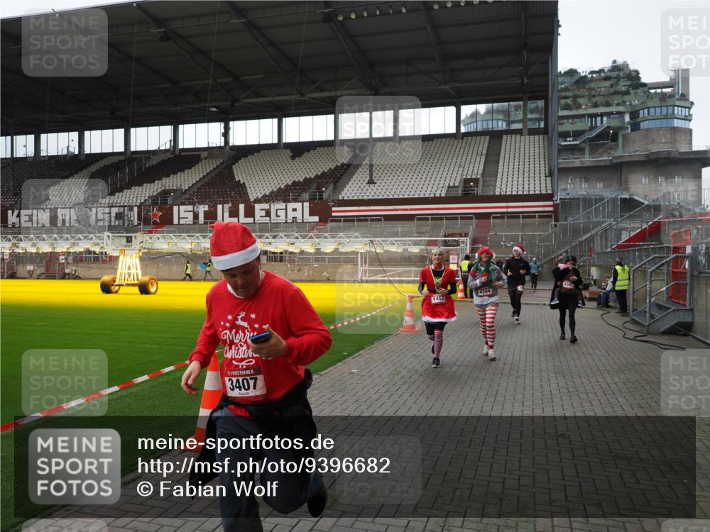 07.12.2025 - St. Pauli X-Mass-Run No. 15 Fabian Wolf http://msf.ph/oto/9396682 07.12.2025 10:40:37 Ziel 284, 406, 1457, 2169, 2594, 2916, 3244, 3407, 3408, 4041, 4304 meine-sportfotos.de