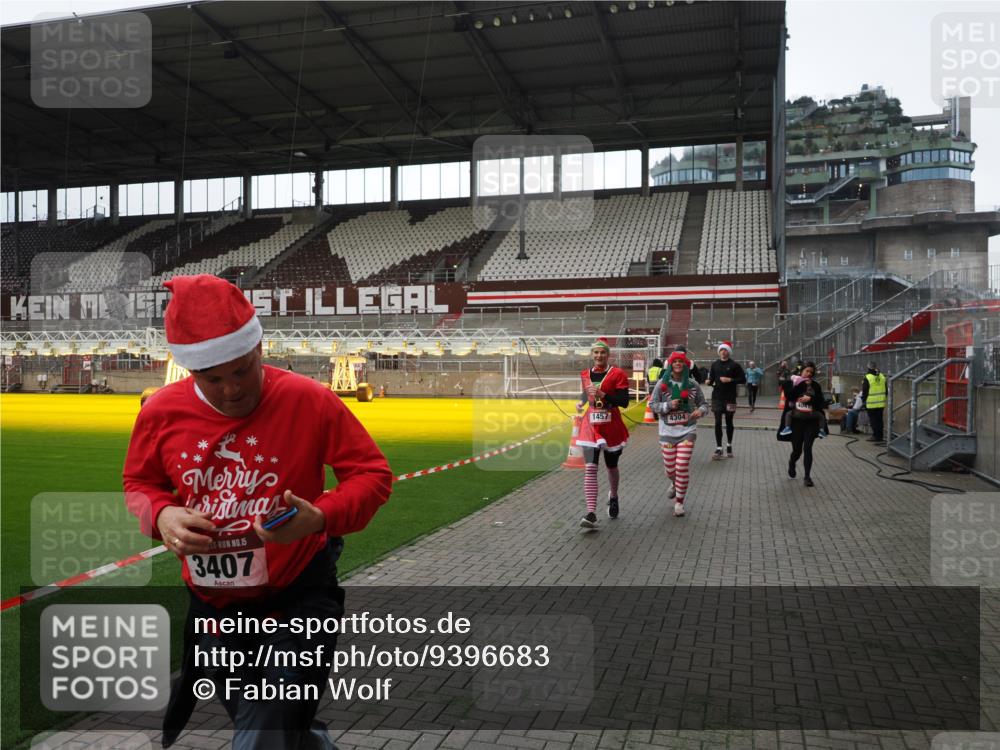 07.12.2025 - St. Pauli X-Mass-Run No. 15 Fabian Wolf http://msf.ph/oto/9396683 07.12.2025 10:40:38 Ziel 284, 406, 1457, 2555, 2559, 2594, 2916, 3244, 3407, 3408, 4041, 4304 meine-sportfotos.de