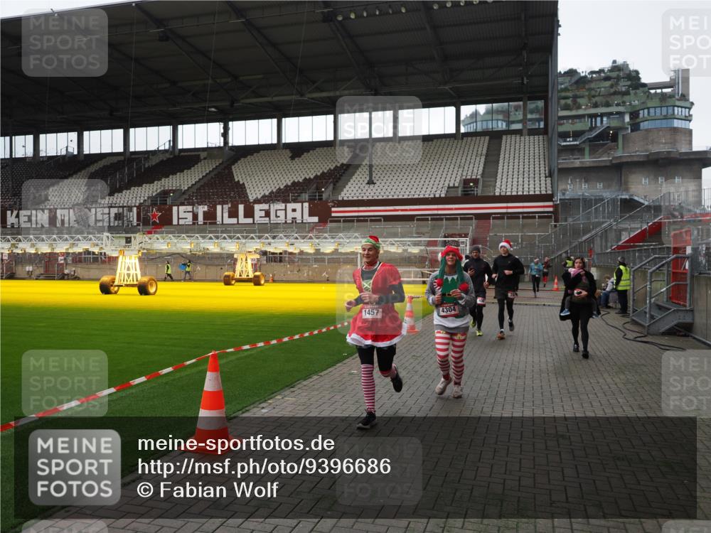 07.12.2025 - St. Pauli X-Mass-Run No. 15 Fabian Wolf http://msf.ph/oto/9396686 07.12.2025 10:40:38 Ziel 284, 406, 1457, 2555, 2559, 2594, 2916, 3244, 3407, 3408, 4041, 4304 meine-sportfotos.de