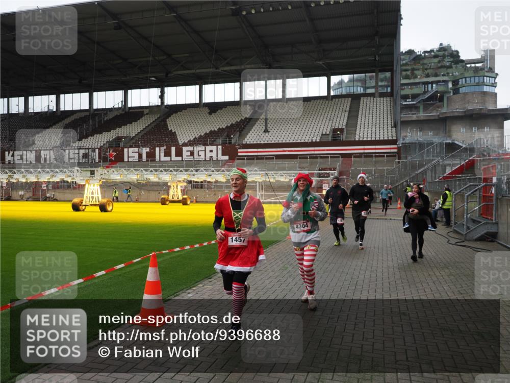 07.12.2025 - St. Pauli X-Mass-Run No. 15 Fabian Wolf http://msf.ph/oto/9396688 07.12.2025 10:40:39 Ziel 284, 406, 1457, 2555, 2559, 2594, 2916, 3244, 3407, 3408, 4041, 4304 meine-sportfotos.de