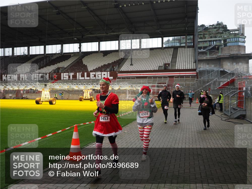 07.12.2025 - St. Pauli X-Mass-Run No. 15 Fabian Wolf http://msf.ph/oto/9396689 07.12.2025 10:40:39 Ziel 284, 406, 1457, 2555, 2559, 2594, 2916, 3244, 3407, 3408, 4041, 4304 meine-sportfotos.de