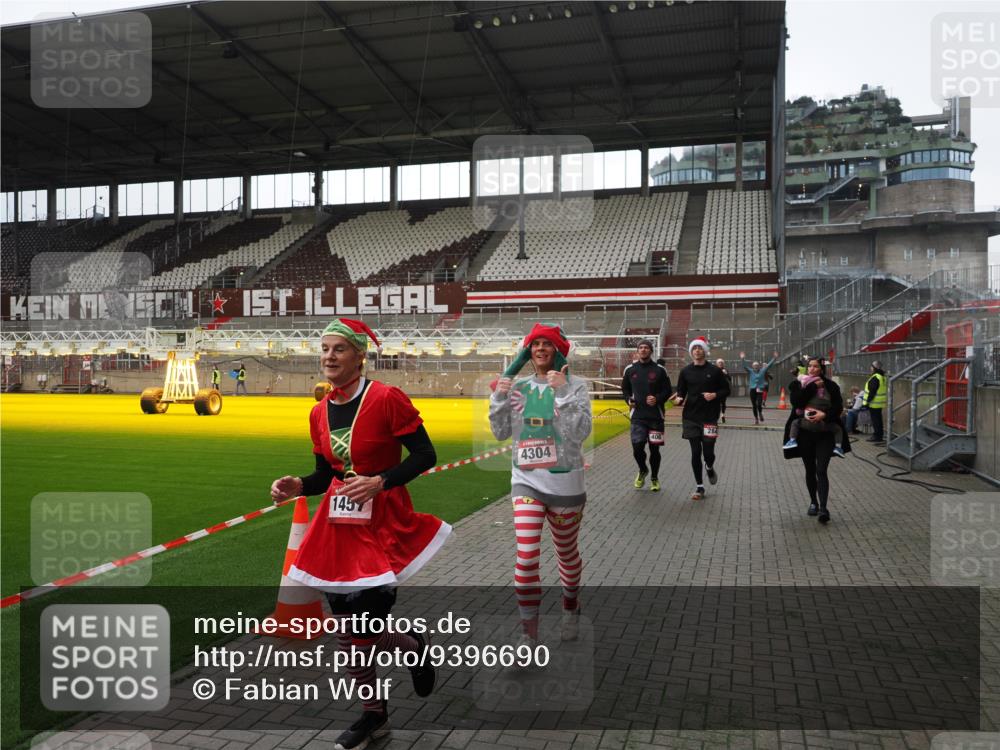 07.12.2025 - St. Pauli X-Mass-Run No. 15 Fabian Wolf http://msf.ph/oto/9396690 07.12.2025 10:40:39 Ziel 284, 406, 1457, 2555, 2559, 2594, 2916, 3244, 3407, 3408, 4041, 4304 meine-sportfotos.de