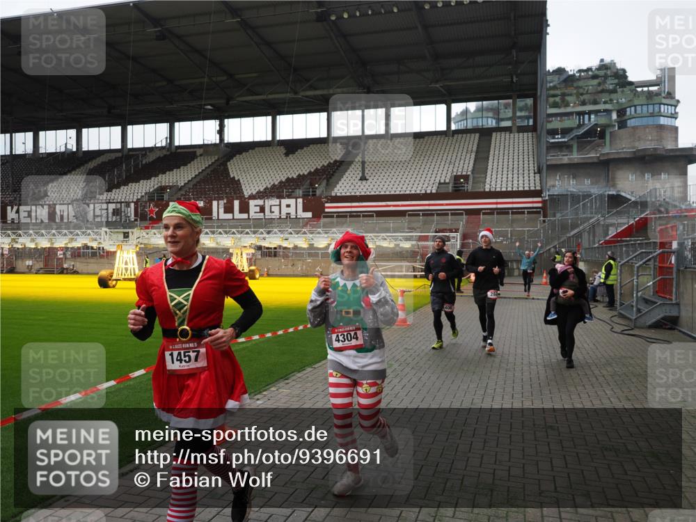 07.12.2025 - St. Pauli X-Mass-Run No. 15 Fabian Wolf http://msf.ph/oto/9396691 07.12.2025 10:40:39 Ziel 284, 406, 1457, 2555, 2559, 2594, 2916, 3244, 3407, 3408, 4041, 4304 meine-sportfotos.de