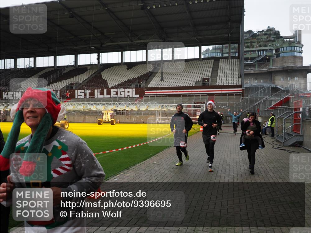 07.12.2025 - St. Pauli X-Mass-Run No. 15 Fabian Wolf http://msf.ph/oto/9396695 07.12.2025 10:40:40 Ziel 284, 406, 1457, 2555, 2559, 2594, 2916, 3244, 3407, 3408, 4041, 4304 meine-sportfotos.de