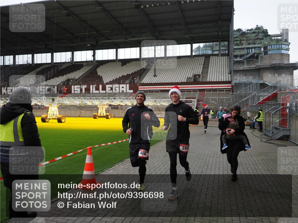 07.12.2025 - St. Pauli X-Mass-Run No. 15 Fabian Wolf http://msf.ph/oto/9396698 07.12.2025 10:40:41 Ziel 284, 406, 1457, 2555, 2559, 2594, 2916, 3244, 3407, 3408, 4041, 4304 meine-sportfotos.de