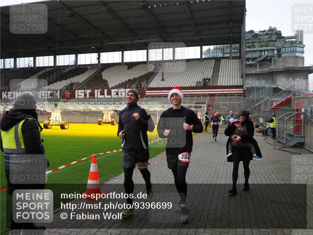 07.12.2025 - St. Pauli X-Mass-Run No. 15 Fabian Wolf http://msf.ph/oto/9396699 07.12.2025 10:40:41 Ziel 284, 406, 1457, 2555, 2559, 2594, 2916, 3244, 3407, 3408, 4041, 4304 meine-sportfotos.de