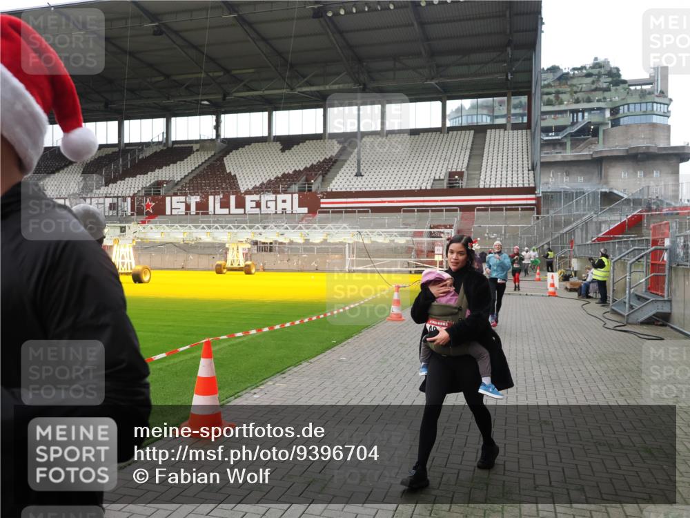 07.12.2025 - St. Pauli X-Mass-Run No. 15 Fabian Wolf http://msf.ph/oto/9396704 07.12.2025 10:40:42 Ziel 284, 406, 1457, 2555, 2559, 2594, 2916, 3244, 3407, 3408, 4041, 4304, 4856 meine-sportfotos.de