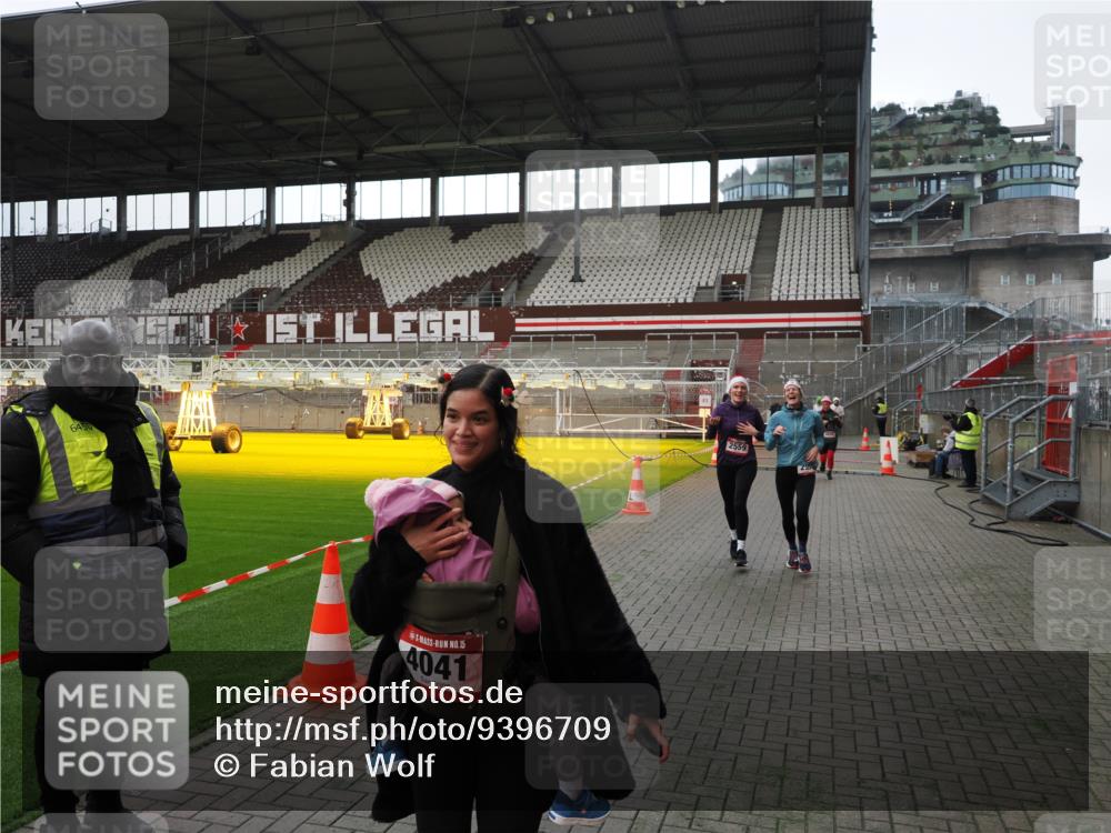 07.12.2025 - St. Pauli X-Mass-Run No. 15 Fabian Wolf http://msf.ph/oto/9396709 07.12.2025 10:40:43 Ziel 284, 406, 1457, 2555, 2559, 2594, 2916, 3244, 3407, 3408, 4041, 4304, 4856 meine-sportfotos.de