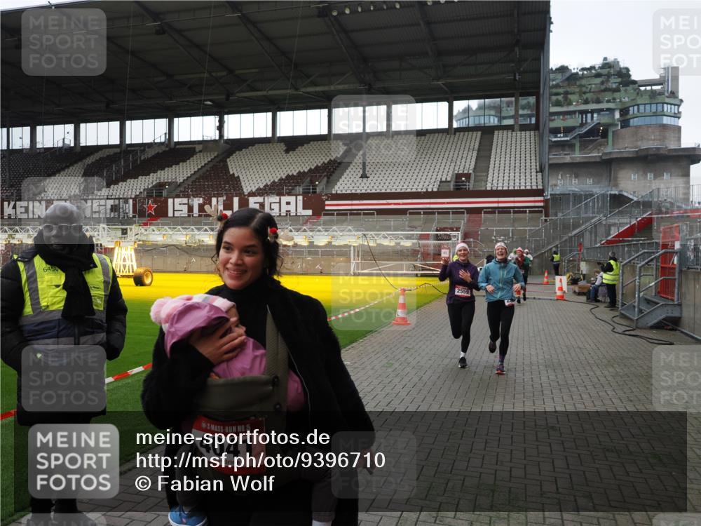 07.12.2025 - St. Pauli X-Mass-Run No. 15 Fabian Wolf http://msf.ph/oto/9396710 07.12.2025 10:40:44 Ziel 284, 406, 1457, 2555, 2559, 2594, 3244, 3407, 3408, 4041, 4304, 4856 meine-sportfotos.de