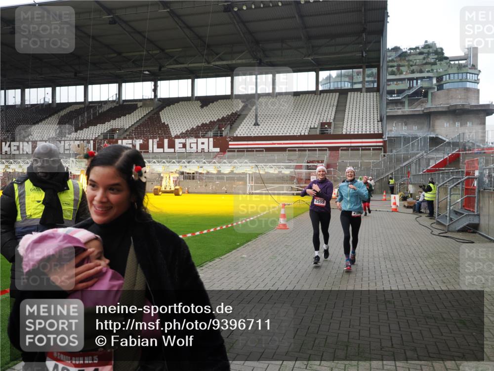 07.12.2025 - St. Pauli X-Mass-Run No. 15 Fabian Wolf http://msf.ph/oto/9396711 07.12.2025 10:40:44 Ziel 284, 406, 1457, 2555, 2559, 2594, 3244, 3407, 3408, 4041, 4304, 4856 meine-sportfotos.de
