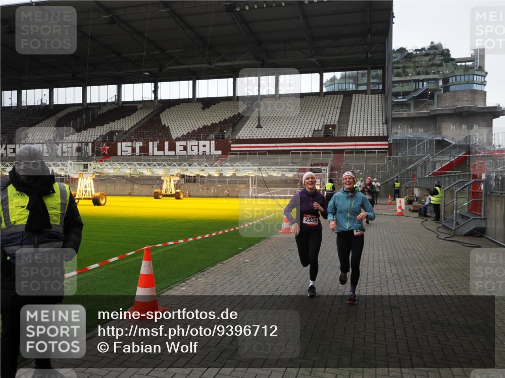 07.12.2025 - St. Pauli X-Mass-Run No. 15 Fabian Wolf http://msf.ph/oto/9396712 07.12.2025 10:40:44 Ziel 284, 406, 1457, 2555, 2559, 2594, 3244, 3407, 3408, 4041, 4304, 4856 meine-sportfotos.de