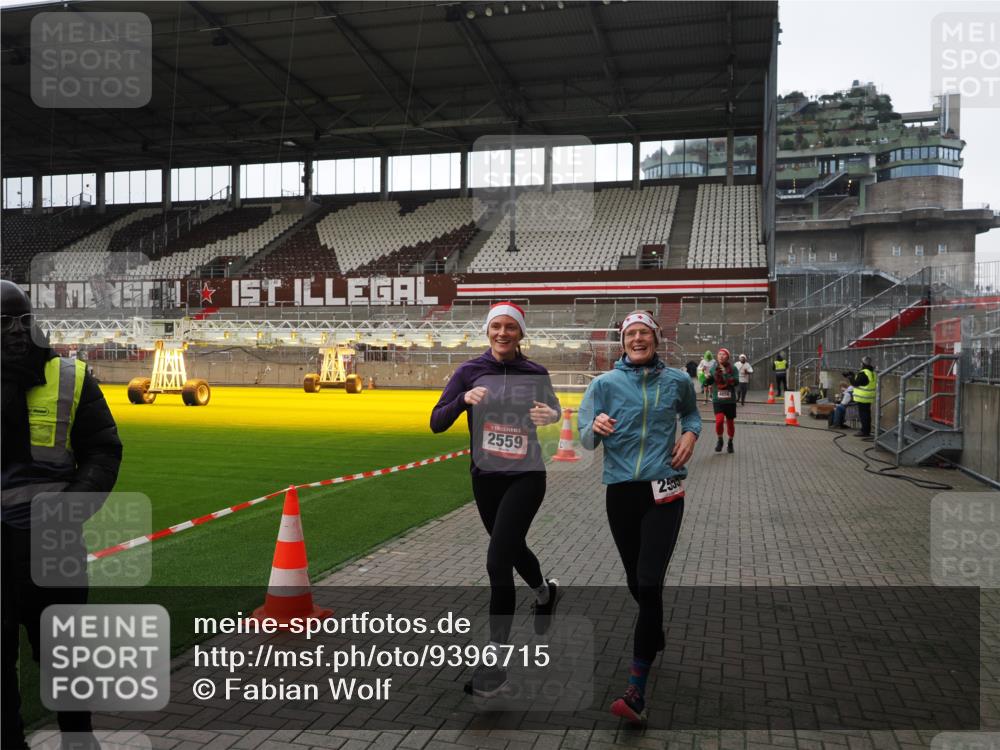 07.12.2025 - St. Pauli X-Mass-Run No. 15 Fabian Wolf http://msf.ph/oto/9396715 07.12.2025 10:40:45 Ziel 284, 406, 1457, 2555, 2559, 2594, 3244, 3407, 3408, 4041, 4304, 4856 meine-sportfotos.de
