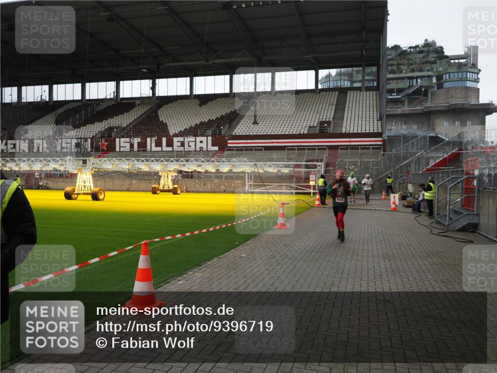 07.12.2025 - St. Pauli X-Mass-Run No. 15 Fabian Wolf http://msf.ph/oto/9396719 07.12.2025 10:40:46 Ziel 284, 288, 406, 1457, 2555, 2559, 2594, 3244, 3407, 3408, 4041, 4304, 4856, 4871 meine-sportfotos.de