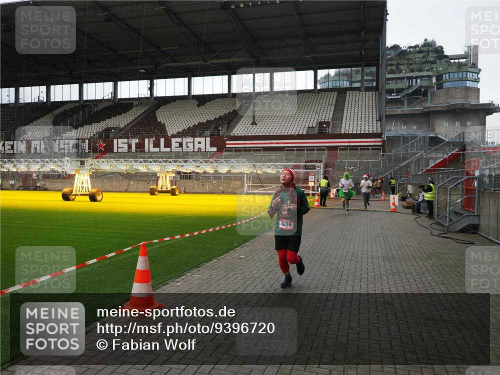 07.12.2025 - St. Pauli X-Mass-Run No. 15 Fabian Wolf http://msf.ph/oto/9396720 07.12.2025 10:40:47 Ziel 284, 288, 406, 1457, 2555, 2559, 3244, 3407, 4041, 4304, 4856, 4871 meine-sportfotos.de