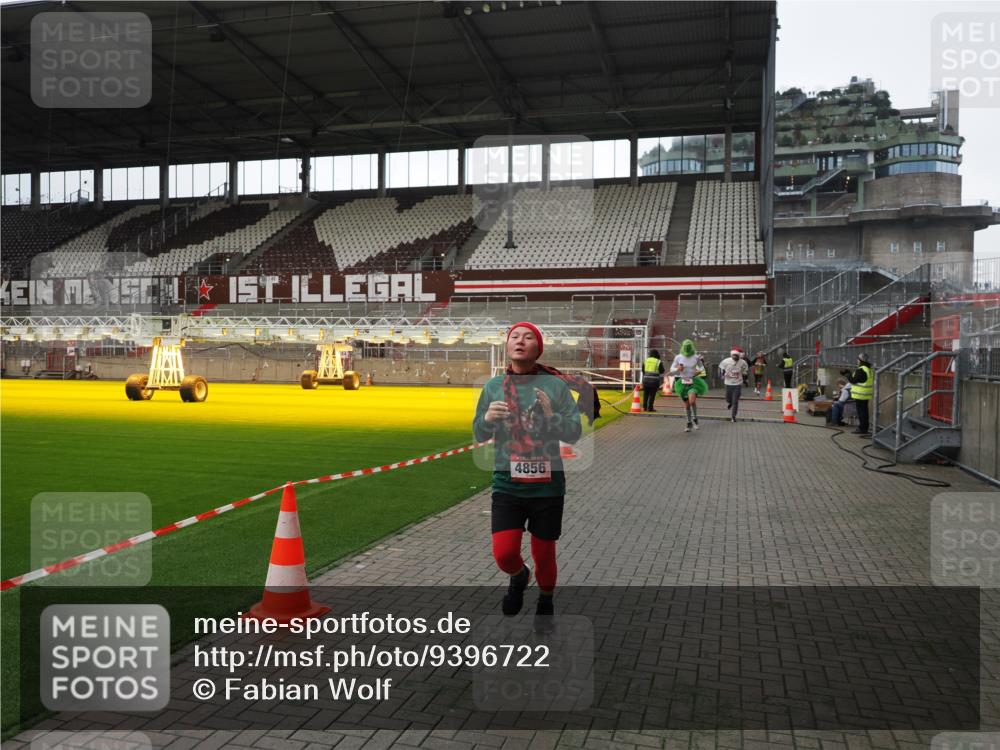 07.12.2025 - St. Pauli X-Mass-Run No. 15 Fabian Wolf http://msf.ph/oto/9396722 07.12.2025 10:40:48 Ziel 284, 288, 406, 1457, 2555, 2559, 3407, 4041, 4304, 4856, 4871 meine-sportfotos.de