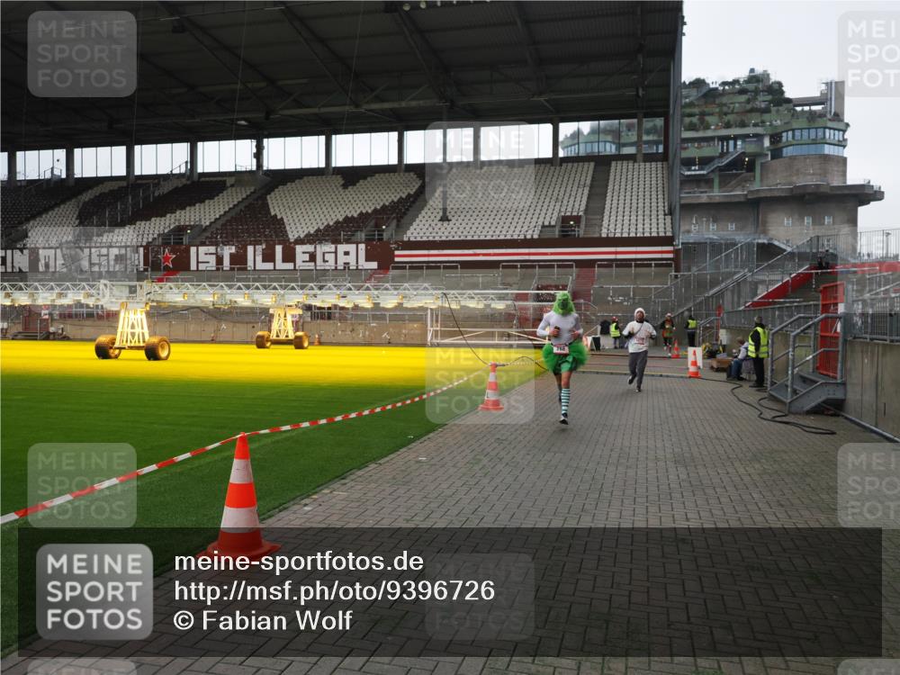 07.12.2025 - St. Pauli X-Mass-Run No. 15 Fabian Wolf http://msf.ph/oto/9396726 07.12.2025 10:40:49 Ziel 284, 288, 406, 1457, 2555, 2559, 3407, 4041, 4304, 4856, 4871 meine-sportfotos.de
