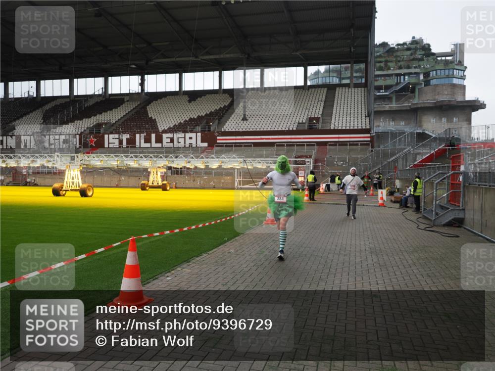 07.12.2025 - St. Pauli X-Mass-Run No. 15 Fabian Wolf http://msf.ph/oto/9396729 07.12.2025 10:40:50 Ziel 284, 288, 406, 1457, 2555, 2559, 3407, 4041, 4304, 4856, 4871 meine-sportfotos.de