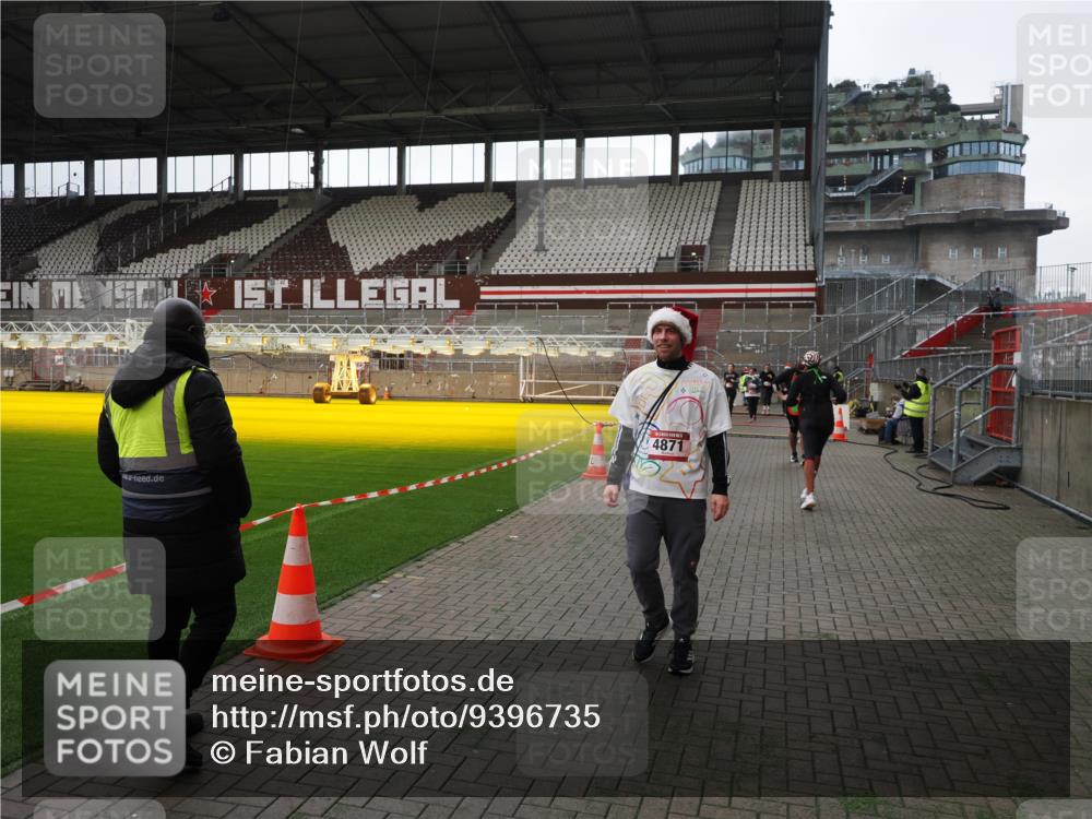07.12.2025 - St. Pauli X-Mass-Run No. 15 Fabian Wolf http://msf.ph/oto/9396735 07.12.2025 10:40:56 Ziel 288, 952, 2555, 2559, 3264, 3265, 4773, 4856, 4871 meine-sportfotos.de