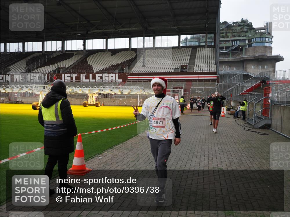 07.12.2025 - St. Pauli X-Mass-Run No. 15 Fabian Wolf http://msf.ph/oto/9396738 07.12.2025 10:40:57 Ziel 288, 545, 952, 2555, 2559, 3264, 3265, 4773, 4856, 4871 meine-sportfotos.de