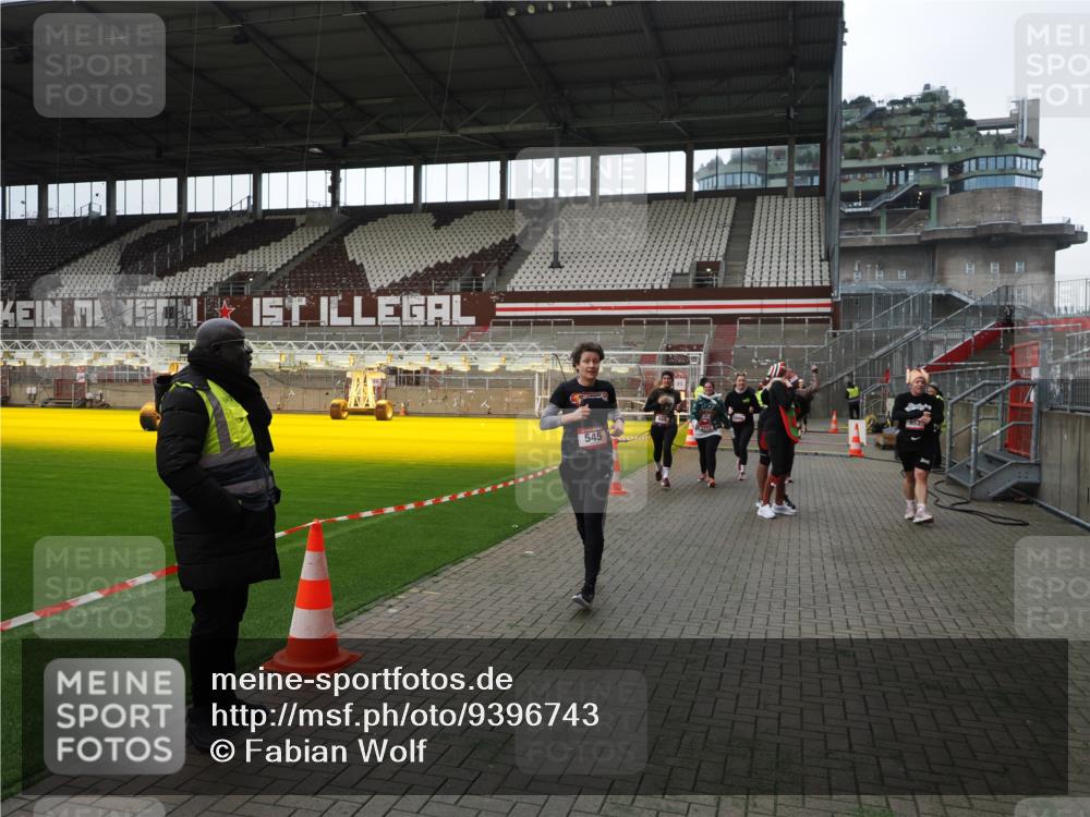 07.12.2025 - St. Pauli X-Mass-Run No. 15 Fabian Wolf http://msf.ph/oto/9396743 07.12.2025 10:41:03 Ziel 288, 449, 545, 952, 3264, 3265, 3951, 4773, 4871 meine-sportfotos.de