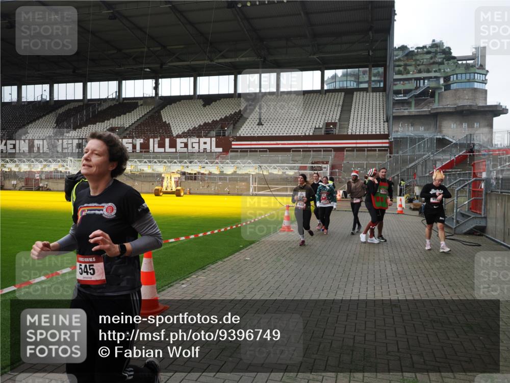 07.12.2025 - St. Pauli X-Mass-Run No. 15 Fabian Wolf http://msf.ph/oto/9396749 07.12.2025 10:41:04 Ziel 288, 449, 545, 952, 1153, 3264, 3265, 3951, 4617, 4773, 4871 meine-sportfotos.de