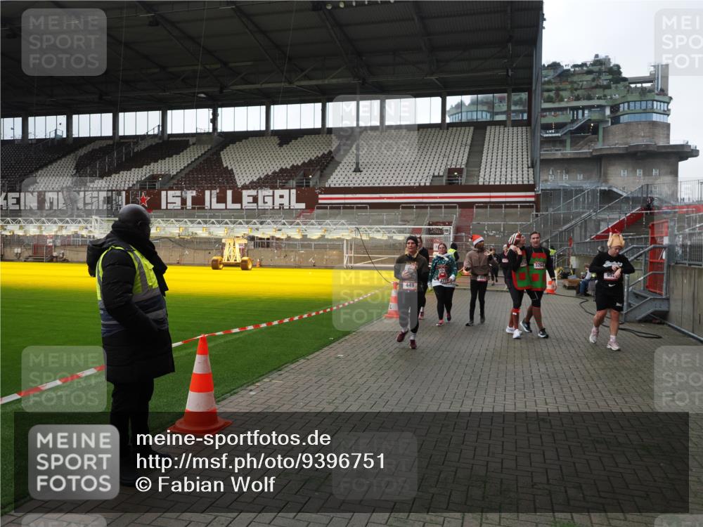 07.12.2025 - St. Pauli X-Mass-Run No. 15 Fabian Wolf http://msf.ph/oto/9396751 07.12.2025 10:41:05 Ziel 288, 449, 545, 952, 1153, 3264, 3265, 3951, 4617, 4773, 4871 meine-sportfotos.de