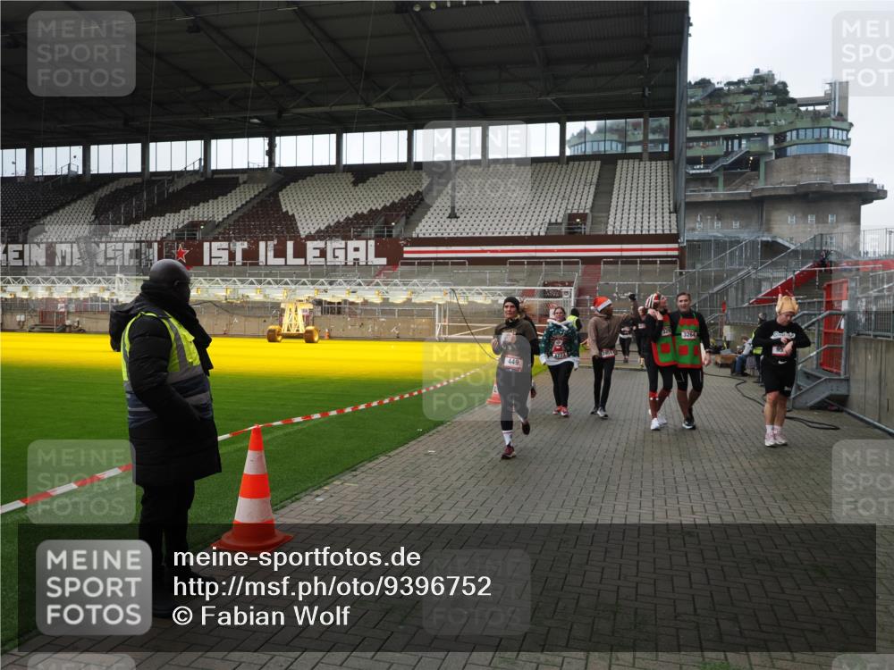 07.12.2025 - St. Pauli X-Mass-Run No. 15 Fabian Wolf http://msf.ph/oto/9396752 07.12.2025 10:41:05 Ziel 288, 449, 545, 952, 1153, 3264, 3265, 3951, 4617, 4773, 4871 meine-sportfotos.de