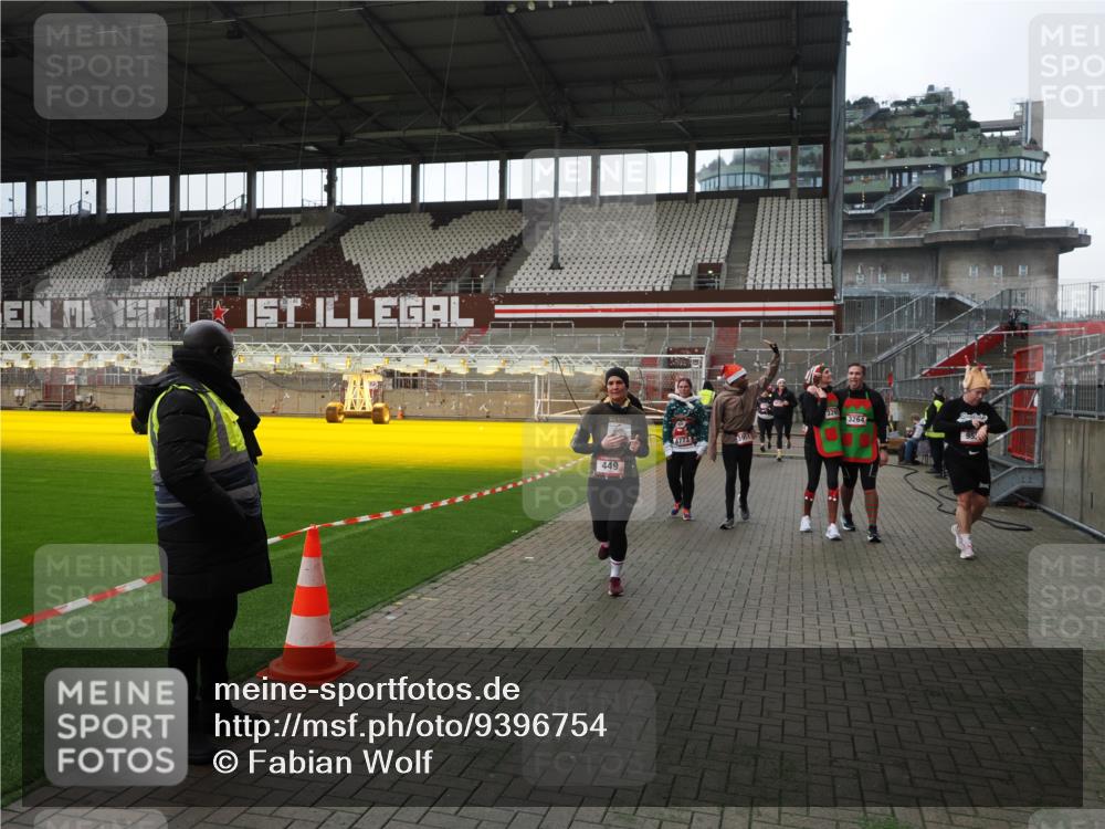 07.12.2025 - St. Pauli X-Mass-Run No. 15 Fabian Wolf http://msf.ph/oto/9396754 07.12.2025 10:41:05 Ziel 288, 449, 545, 952, 1153, 3264, 3265, 3951, 4617, 4773, 4871 meine-sportfotos.de