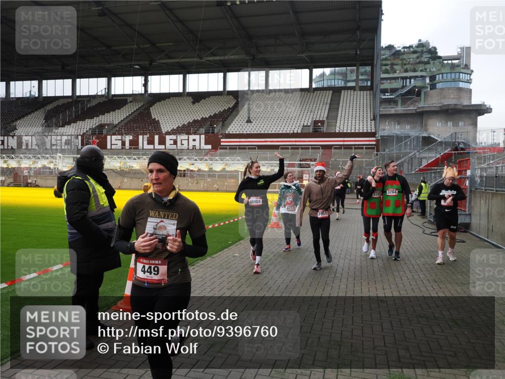 07.12.2025 - St. Pauli X-Mass-Run No. 15 Fabian Wolf http://msf.ph/oto/9396760 07.12.2025 10:41:07 Ziel 449, 545, 952, 1153, 3264, 3265, 3951, 4617, 4773 meine-sportfotos.de
