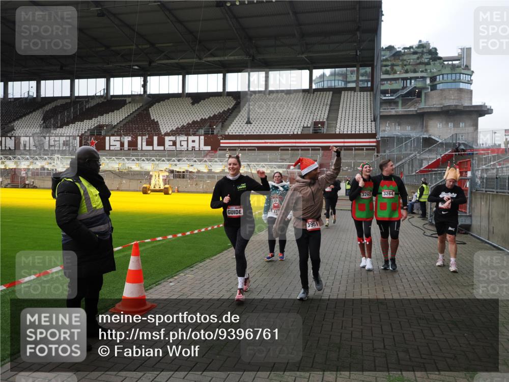 07.12.2025 - St. Pauli X-Mass-Run No. 15 Fabian Wolf http://msf.ph/oto/9396761 07.12.2025 10:41:07 Ziel 449, 545, 952, 1153, 3264, 3265, 3951, 4617, 4773 meine-sportfotos.de