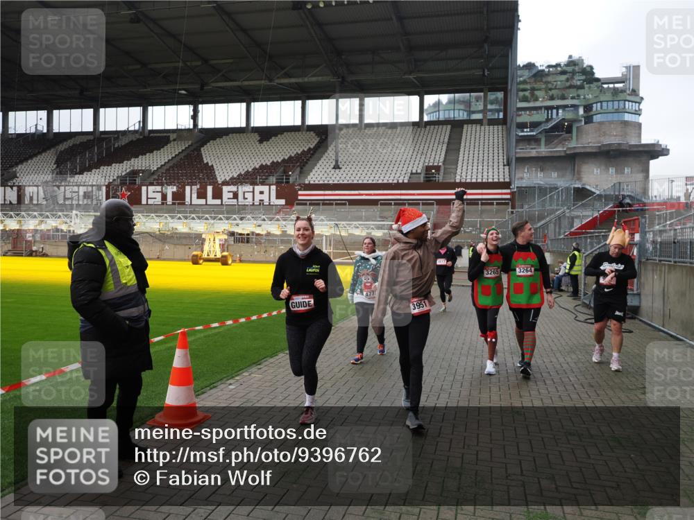 07.12.2025 - St. Pauli X-Mass-Run No. 15 Fabian Wolf http://msf.ph/oto/9396762 07.12.2025 10:41:08 Ziel 449, 545, 575, 952, 1153, 3047, 3264, 3265, 3951, 4617, 4773 meine-sportfotos.de