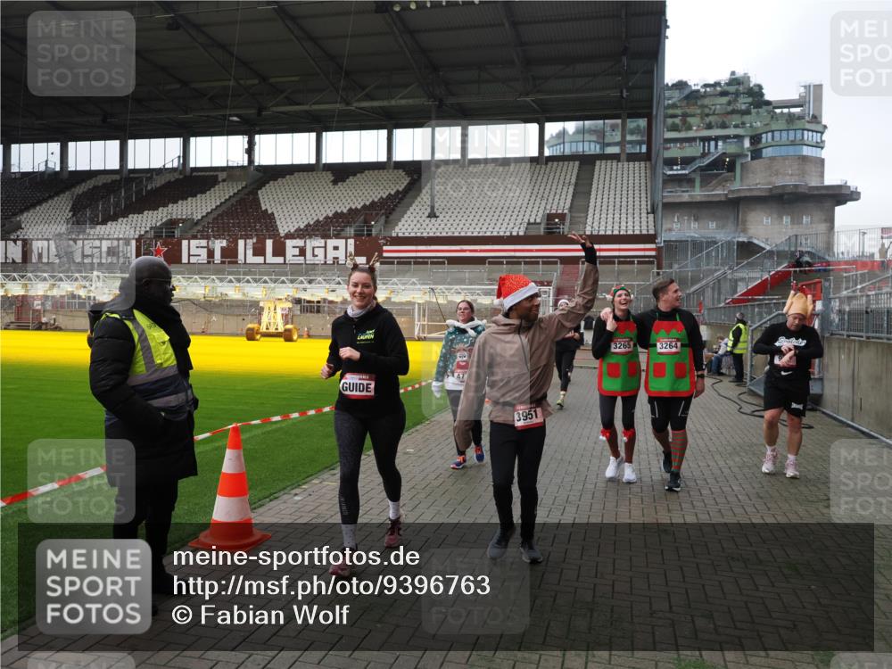 07.12.2025 - St. Pauli X-Mass-Run No. 15 Fabian Wolf http://msf.ph/oto/9396763 07.12.2025 10:41:08 Ziel 449, 545, 575, 952, 1153, 3047, 3264, 3265, 3951, 4617, 4773 meine-sportfotos.de