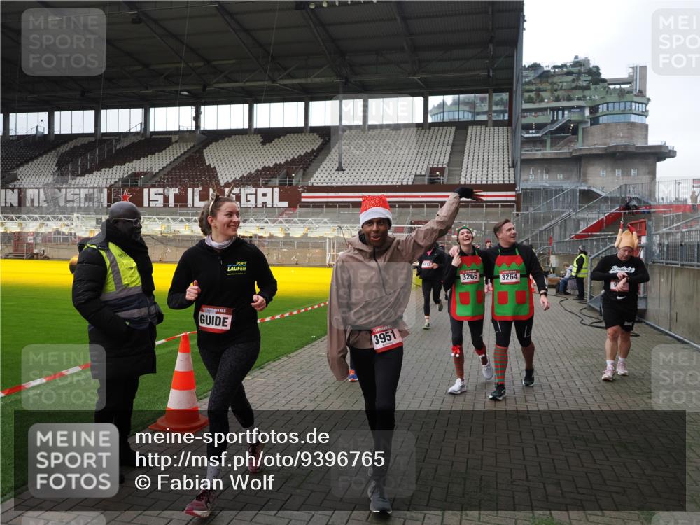07.12.2025 - St. Pauli X-Mass-Run No. 15 Fabian Wolf http://msf.ph/oto/9396765 07.12.2025 10:41:08 Ziel 449, 545, 575, 952, 1153, 3047, 3264, 3265, 3951, 4617, 4773 meine-sportfotos.de
