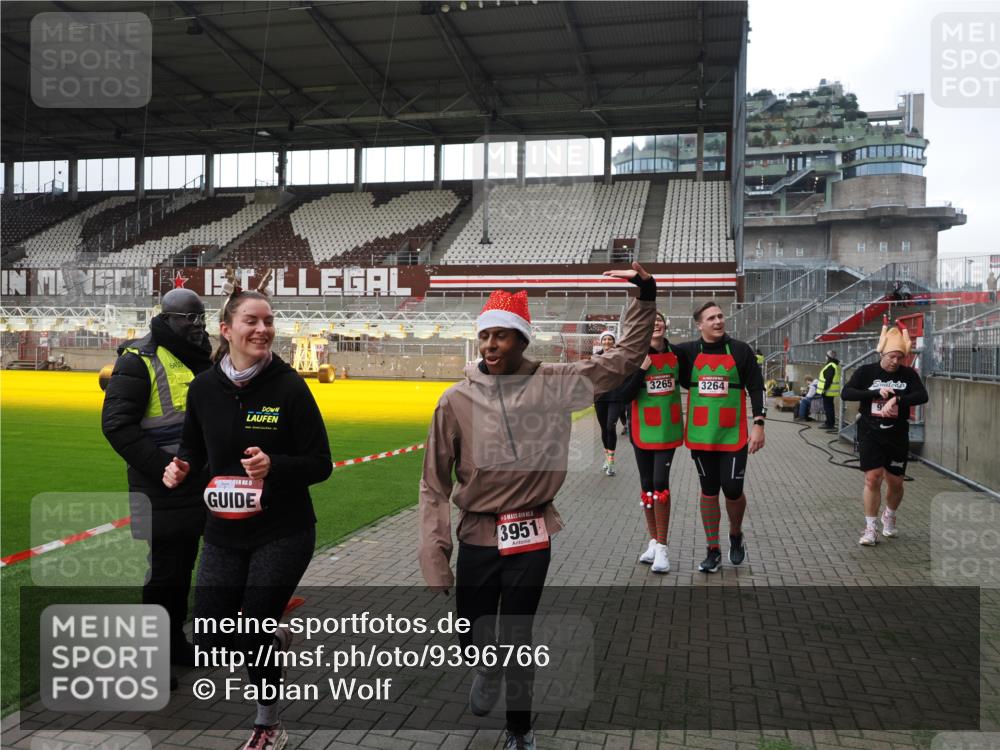 07.12.2025 - St. Pauli X-Mass-Run No. 15 Fabian Wolf http://msf.ph/oto/9396766 07.12.2025 10:41:08 Ziel 449, 545, 575, 952, 1153, 3047, 3264, 3265, 3951, 4617, 4773 meine-sportfotos.de
